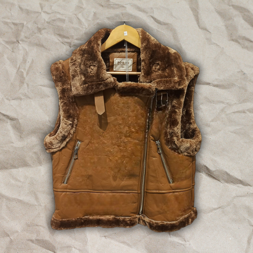 Chaleco exterior tipo cuero e interior corderito
